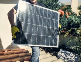 Uchwyty do paneli fotowoltaicznych w systemach montażowych