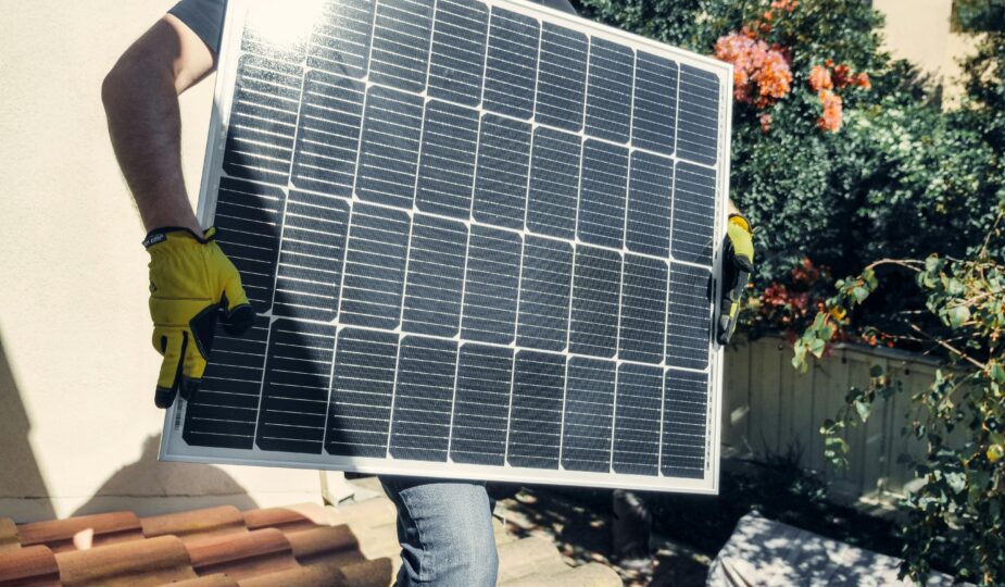 Uchwyty do paneli fotowoltaicznych w systemach montażowych